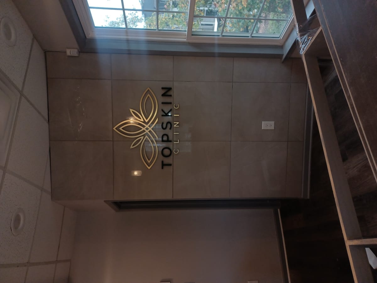 TopSkin Clinic — Lobby Logo